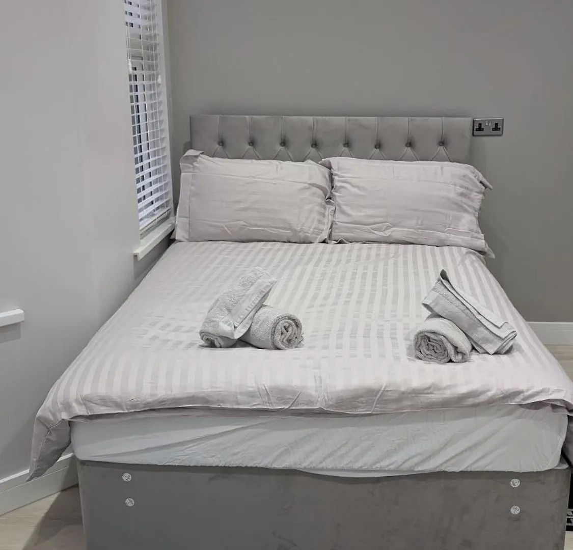 Apartment Family Friendly Fully Refurbished 3 Bedroom, 3 Bathroom Property In London
