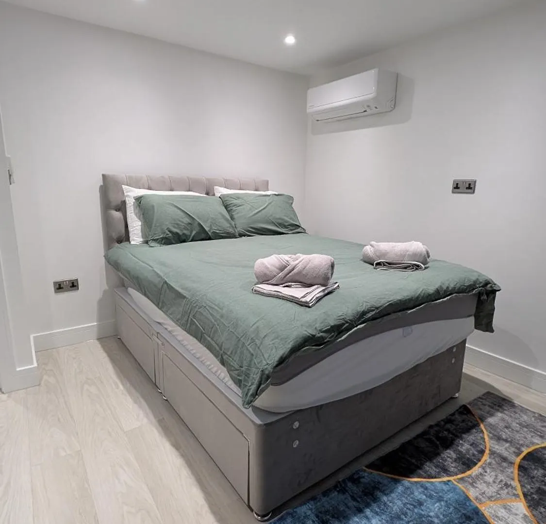 Family Friendly Fully Refurbished 3 Bedroom, 3 Bathroom Property In London 0*,  United Kingdom