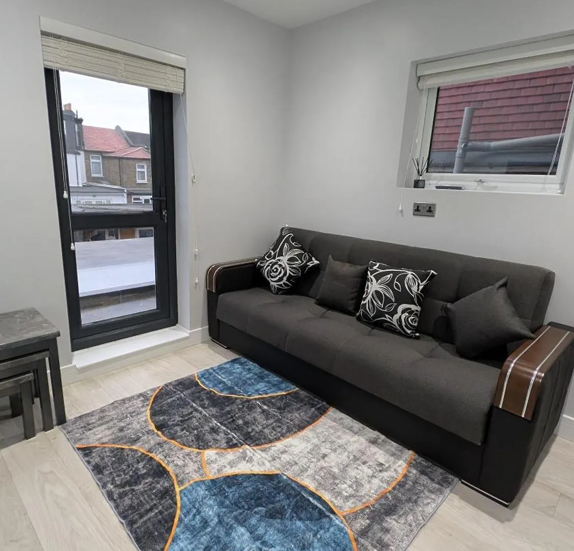 Apartment Family Friendly Fully Refurbished 3 Bedroom, 3 Bathroom Property In London United Kingdom