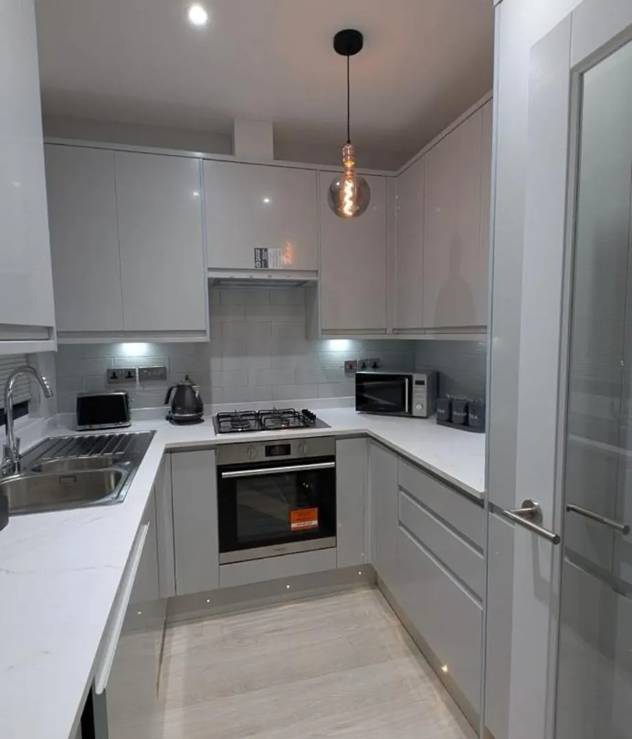 Family Friendly Fully Refurbished 3 Bedroom, 3 Bathroom Property In London Apartment