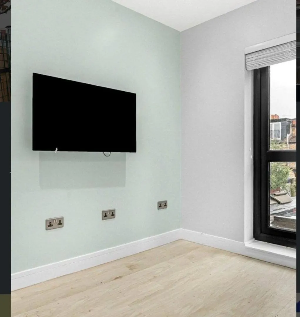 Family Friendly Fully Refurbished 3 Bedroom, 3 Bathroom Property In London 0*,