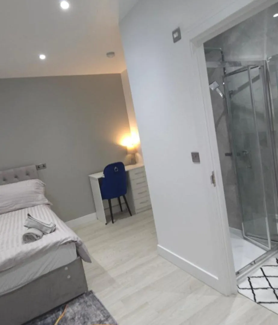 Family Friendly Fully Refurbished 3 Bedroom, 3 Bathroom Property In London 0*,
