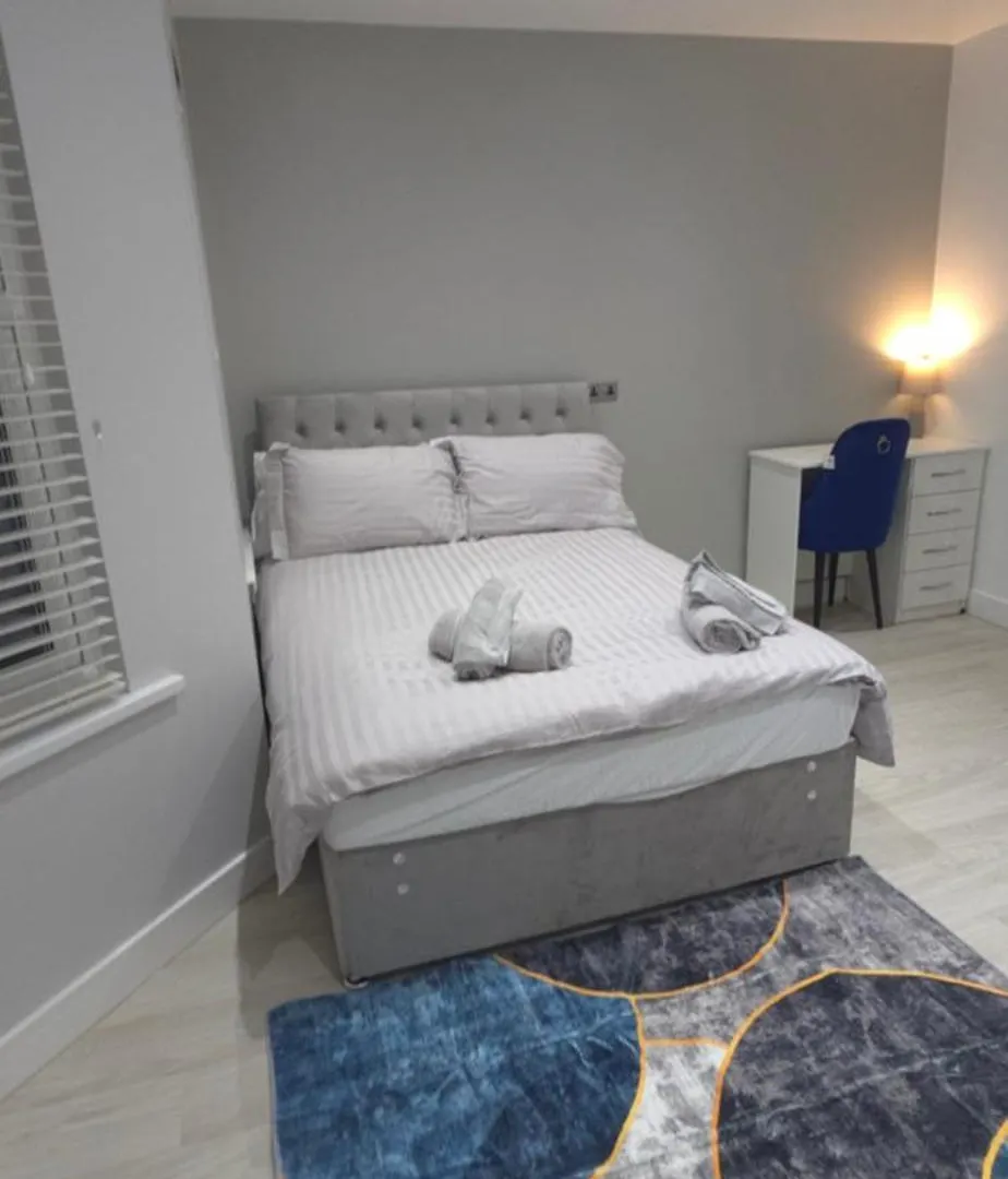 Family Friendly Fully Refurbished 3 Bedroom, 3 Bathroom Property In London contacts